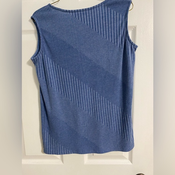 Alia sweater set size small but fits more like a med/lg - Picture 4 of 5